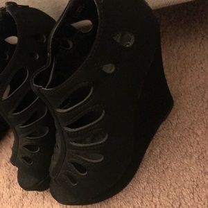 Black Wedges